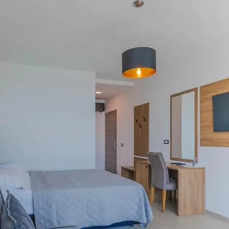 Maresole Beachfront 3* פורץ